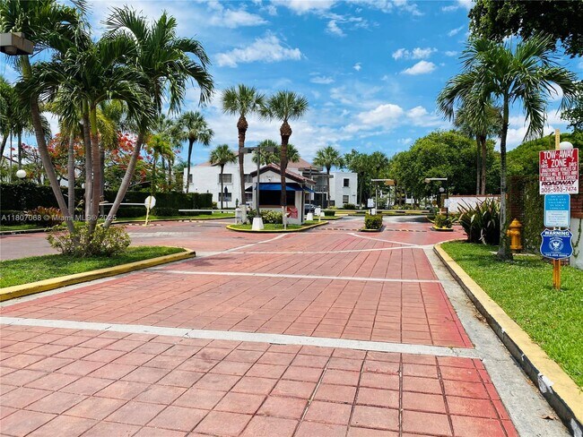 Building Photo - 9427 Fontainebleau Blvd