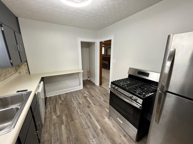 Building Photo - 835 Inman St