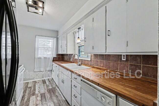 Building Photo - 211 SE 7th St