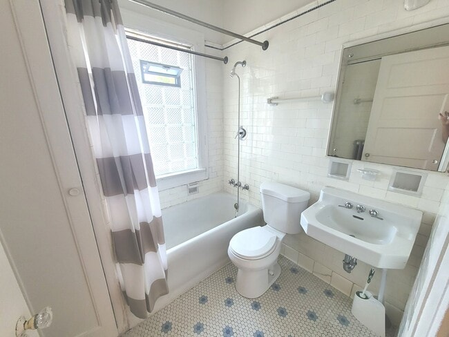 Building Photo - 2541 N Lake Dr