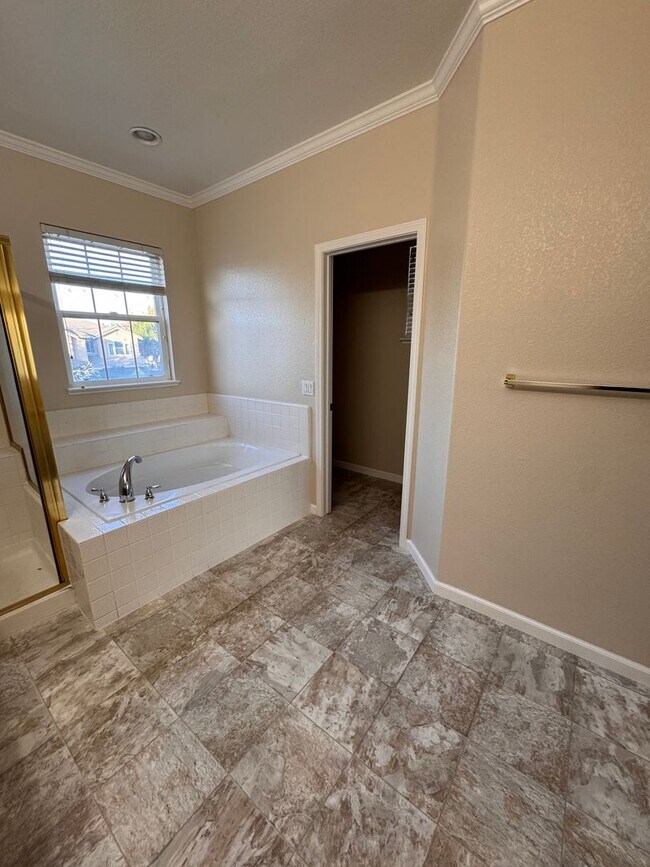 Building Photo - Freshly Painted 4-Bedroom Home