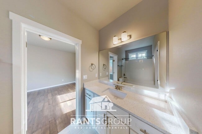 Building Photo - Bright 3-Bedroom, 2-Bathroom Rambler in Olympia!