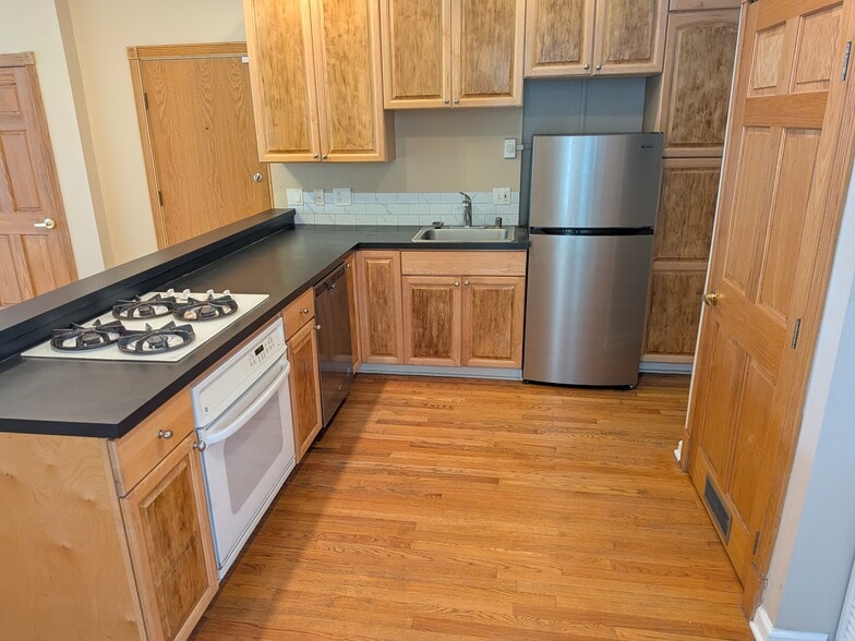Kitchen - 1912 W Chase Ave