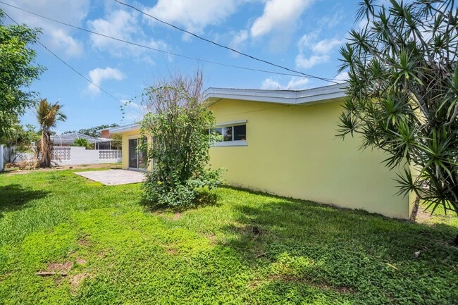 Building Photo - MAXIMO MOORINGS 3/2/2 HOME NEAR ST. PETE B...