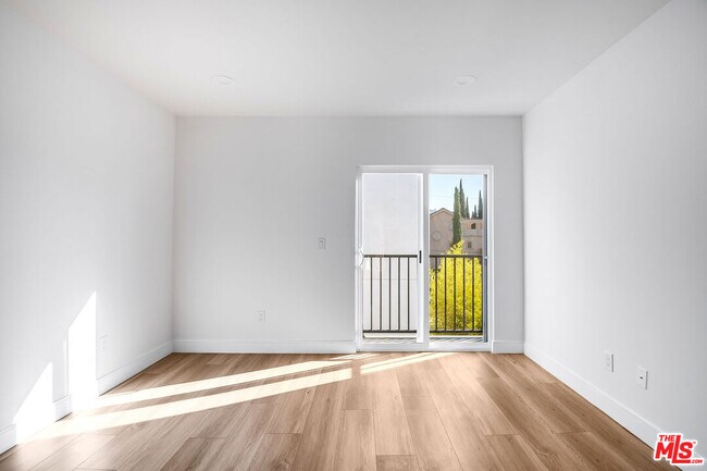 Building Photo - 10803 1/2 Kling St