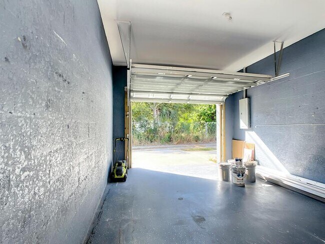 Building Photo - 4650 10th Ave S