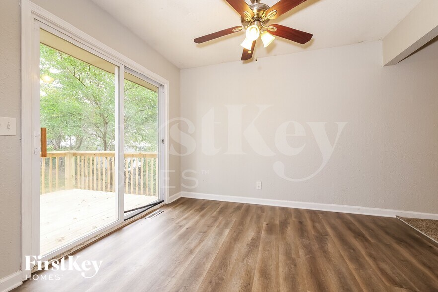 Building Photo - 309 NE Sunnybrook Dr