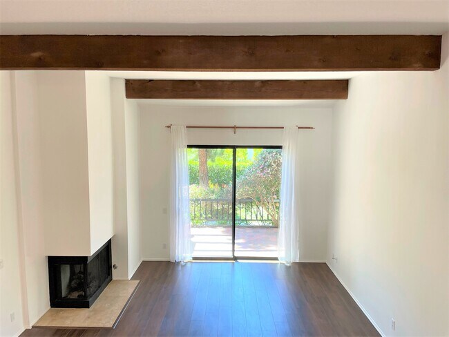 Building Photo - 1450 Palisades Dr