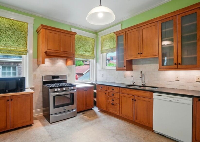 modern kitchen with gas stove - 513 Howell Ave