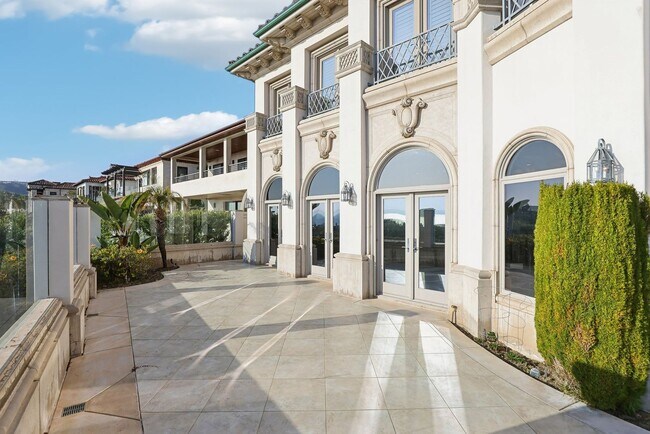 Building Photo - OCEAN VIEW CUSTOM BUILT LUXURY ESTATE