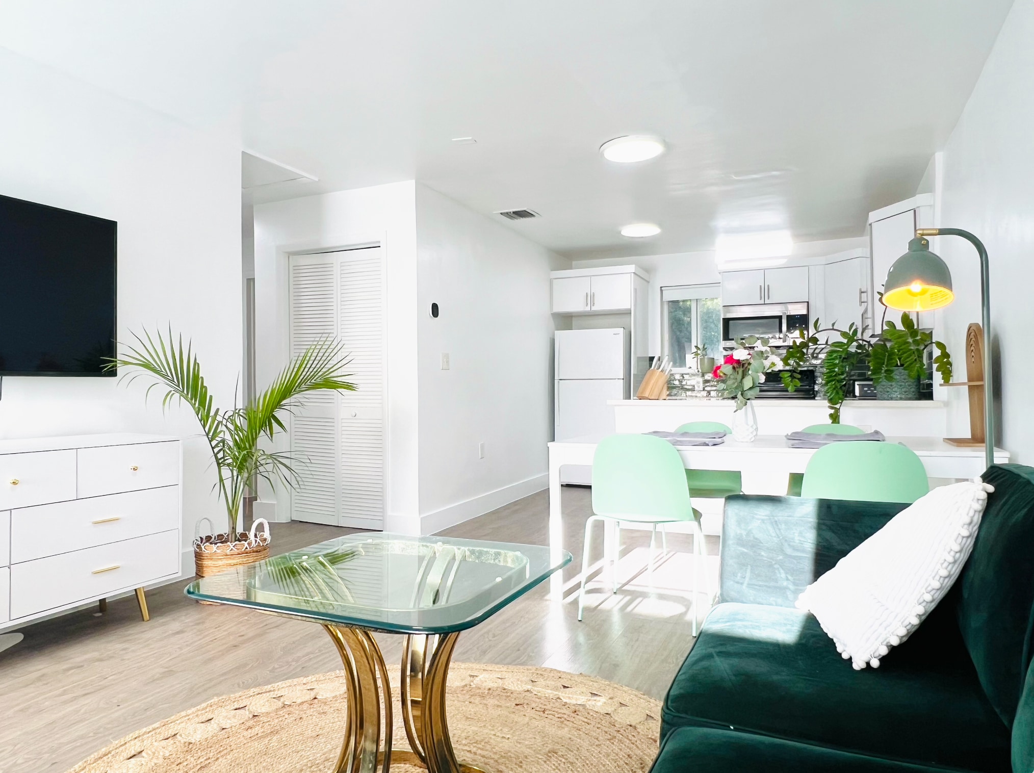 Spacious and bright - 6863 NW 2nd Ave