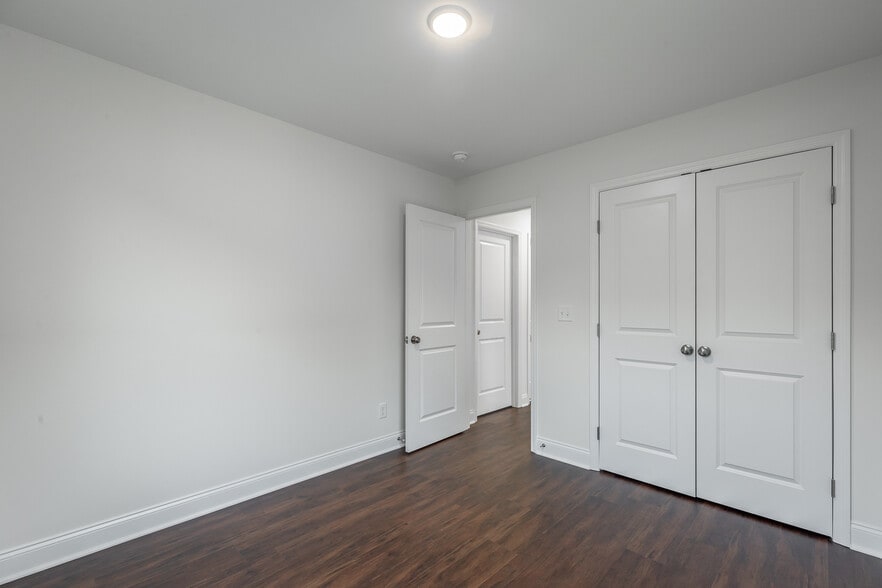 Building Photo - 5559 Stream Ln