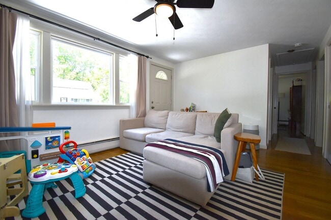 Building Photo - Impeccably maintained & updated 3 bedroom ...