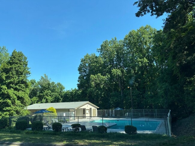 Building Photo - 2260 Sunderland Rd