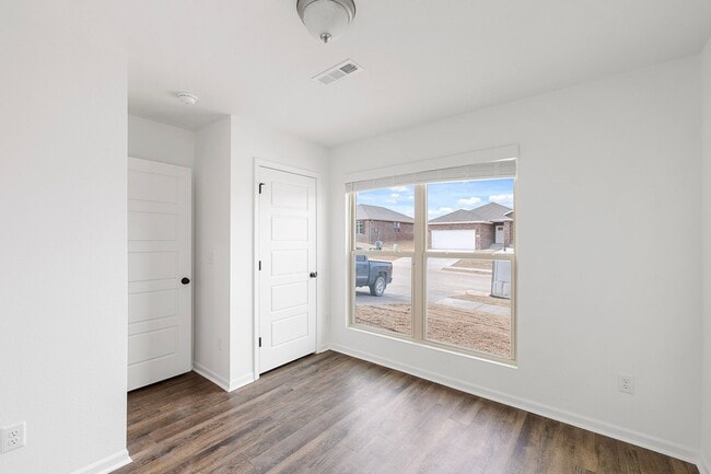 Building Photo - $1299 OFF RENT FOR THE FIRST 3 MONTHS!
