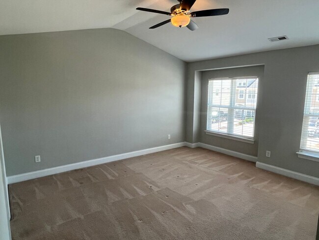 Building Photo - Rare 3 Bedroom townhome between Harrisburg...