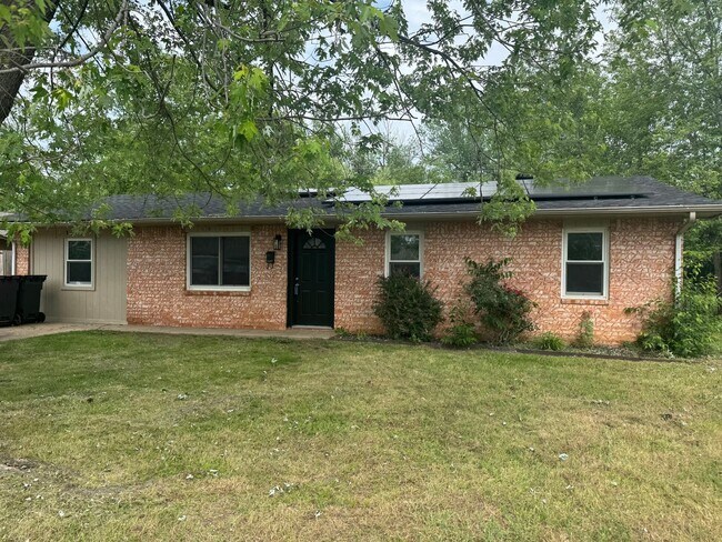 Primary Photo - Available June 1st! 4-Bedroom, 1-Full Bath...