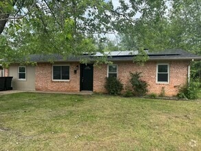 Building Photo - Available June 1st! 4-Bedroom, 1-Full Bath...