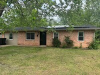 Building Photo - Available June 1st! 4-Bedroom, 1-Full Bath...