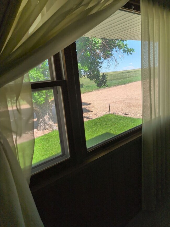 Building Photo - $250 off First Months Rent- Beautiful Coun...