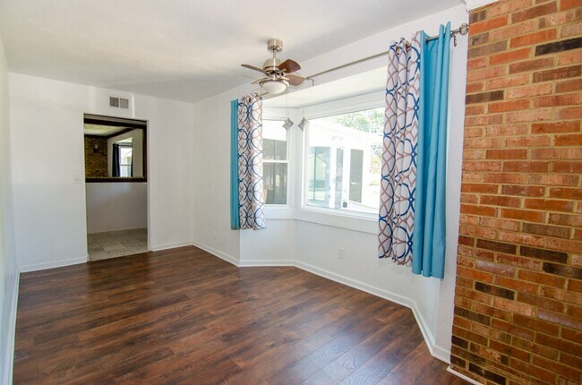 Building Photo - Precious Bungalow Home Rental in Norfolk!