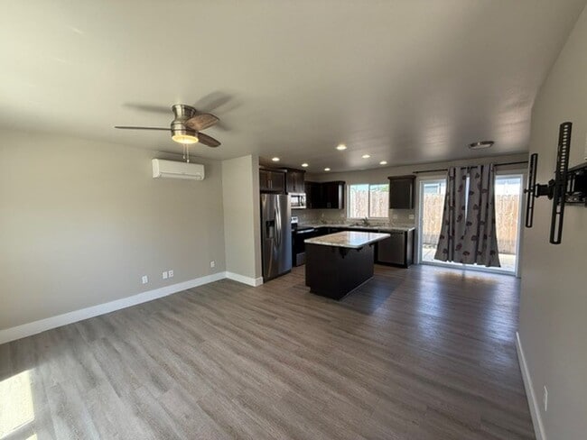 Building Photo - 3 Bedroom 2.5 Bath Townhouse!