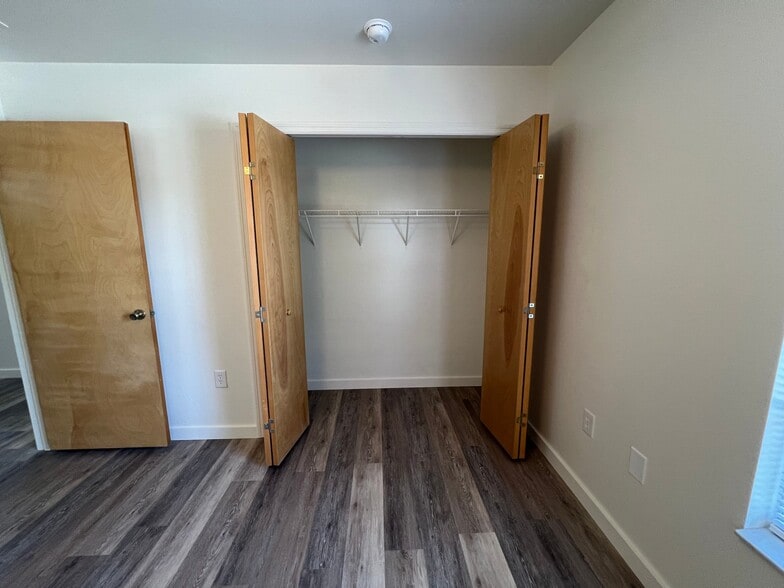 Building Photo - 1427 N Paris St