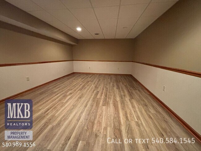 Building Photo - 5175 Lakeland Dr
