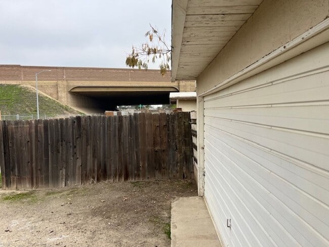 Building Photo - 22 Candy St