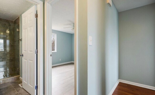 Building Photo - Newly Renovated Hillview Bi-Level! ASK US ABOUT OUR LONG-TERM LEASE SPECIAL TODAY!