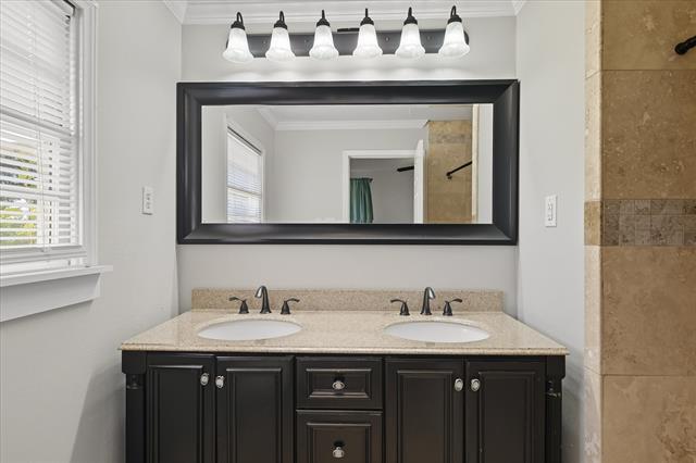 Building Photo - 8008 Llano Ave