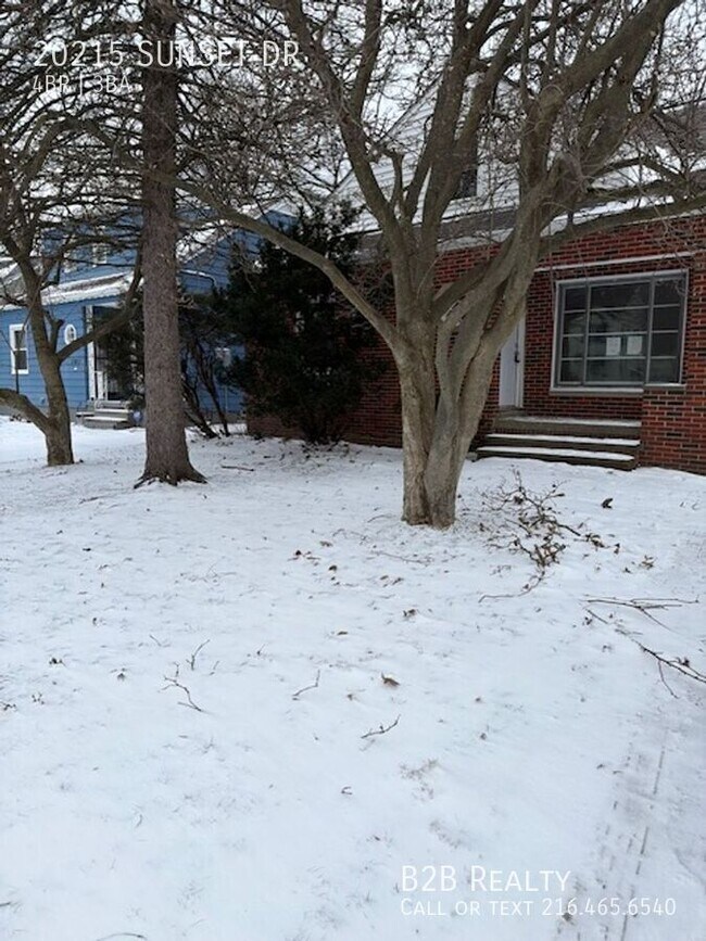 Building Photo - 20215 Sunset Dr