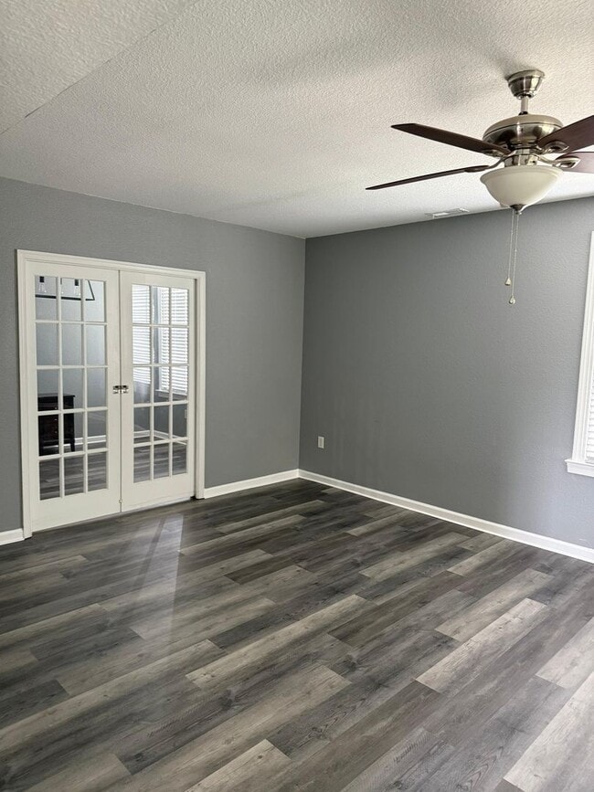 Building Photo - 4 bedroom 3 baths single family house clos...