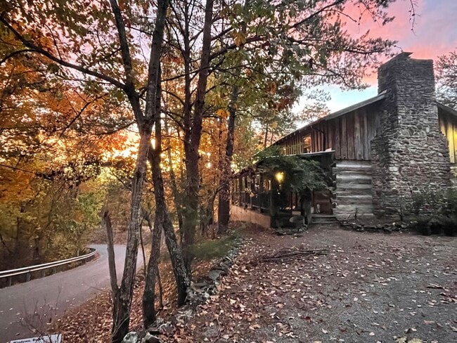 Building Photo - MOVE IN READY