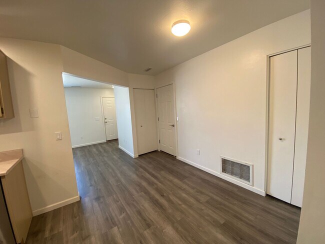 Building Photo - 6000 N Rockland Dr