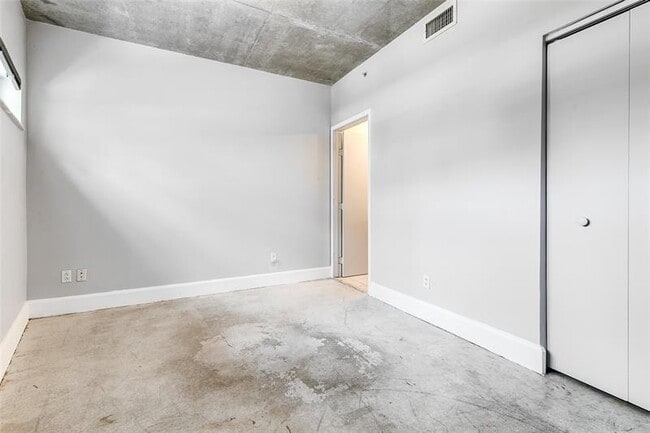 Building Photo - 721 SE 12th Ct