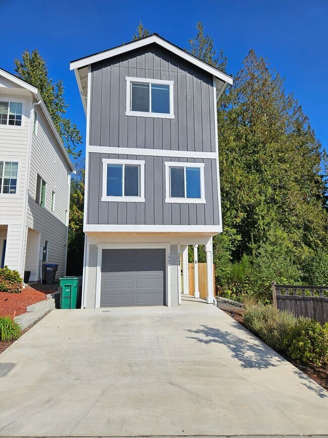 Building Photo - Beautiful, private 2 bed, 2.5 bath townhouse in Silverdale