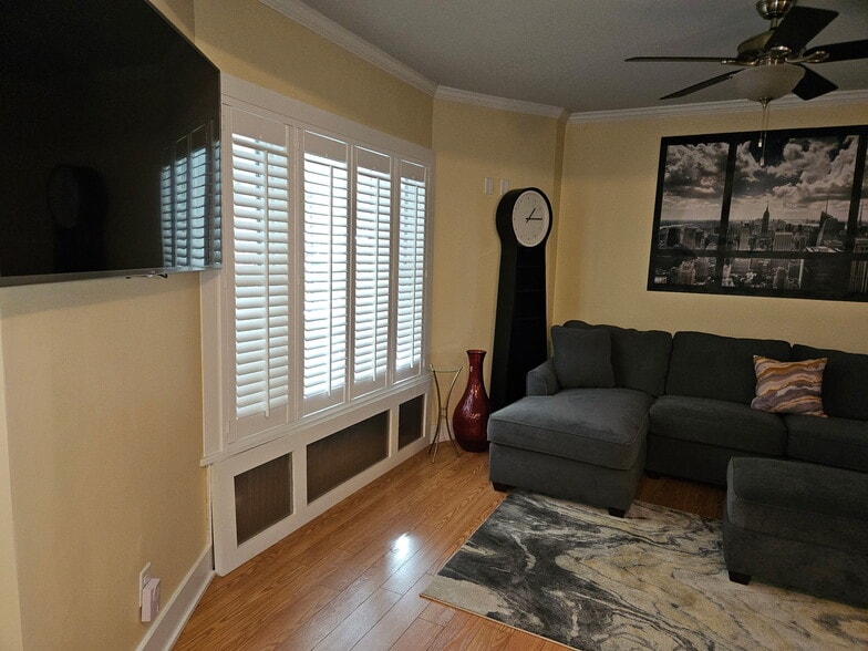 Building Photo - 1039 Clay Ave