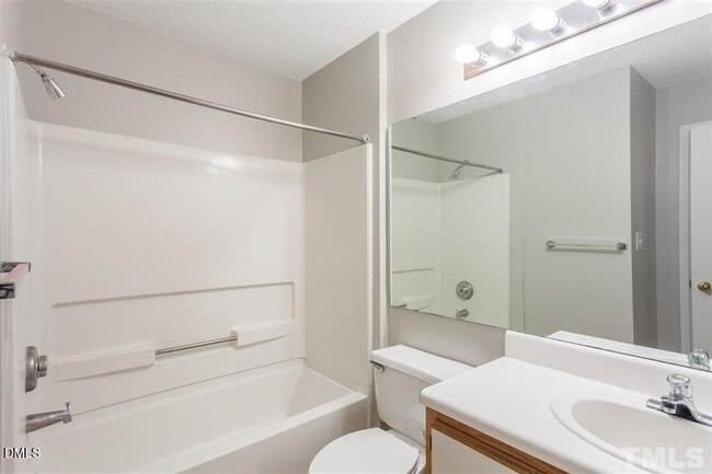 Building Photo - 4 Bed 4 Bath Condo Available for Late July Move in! Washer/Dryer Included! Parking included!