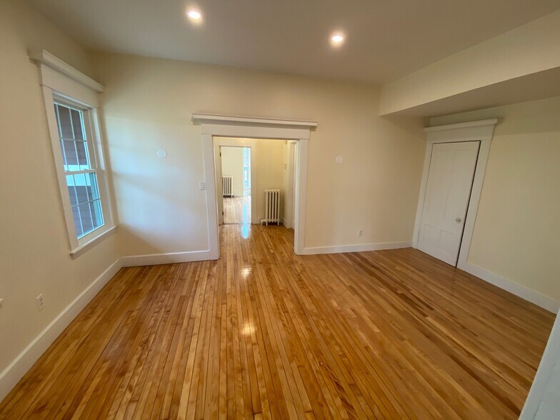 Building Photo - 10 Willow Ct