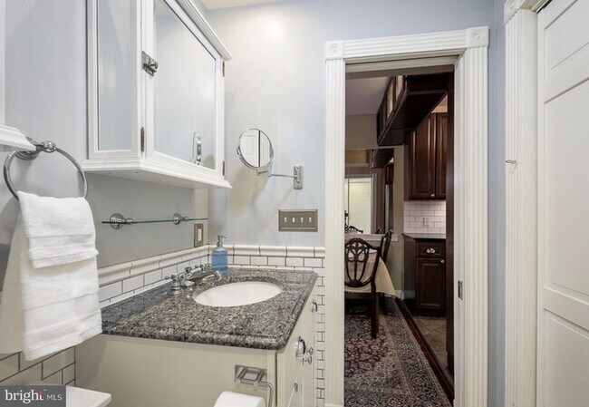 Building Photo - 721 12th St SE