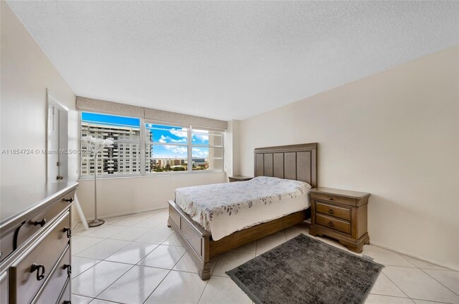 Building Photo - 18081 Biscayne Blvd