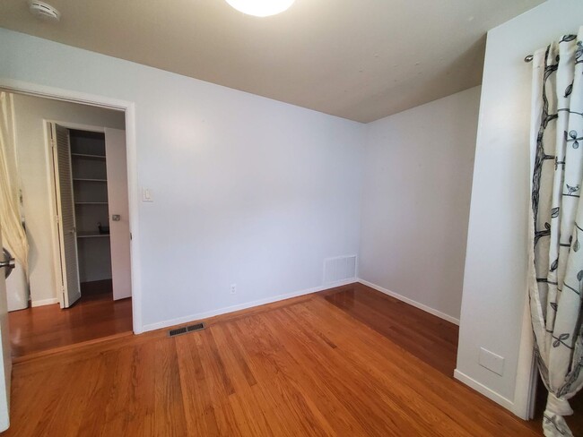 Building Photo - Kentfield 3x2 Flat + detached office, fron...