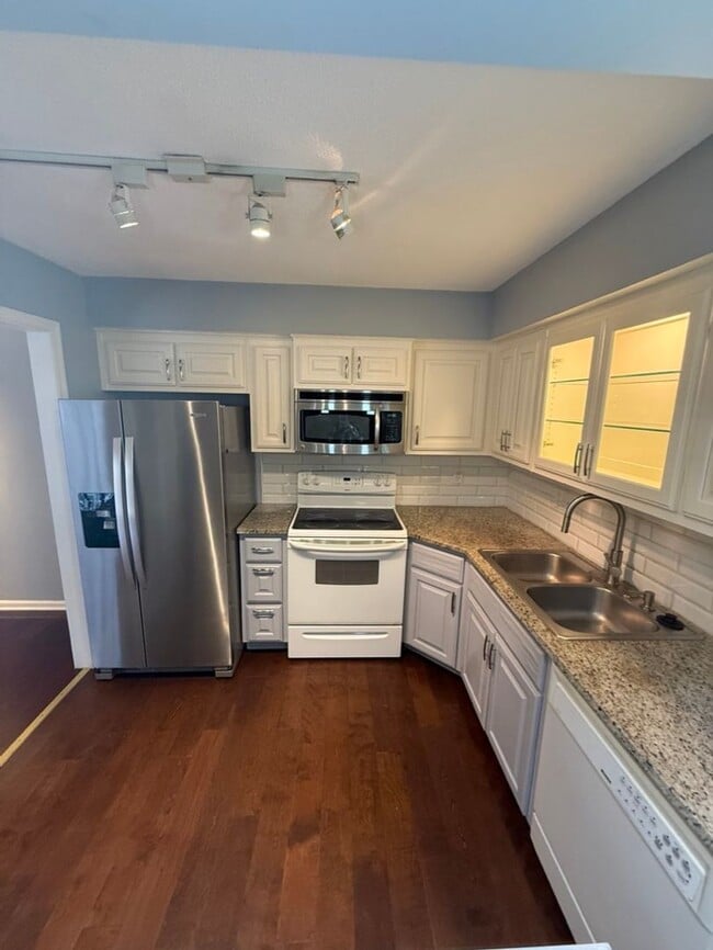 Building Photo - Fantastic Centrally Located Condo