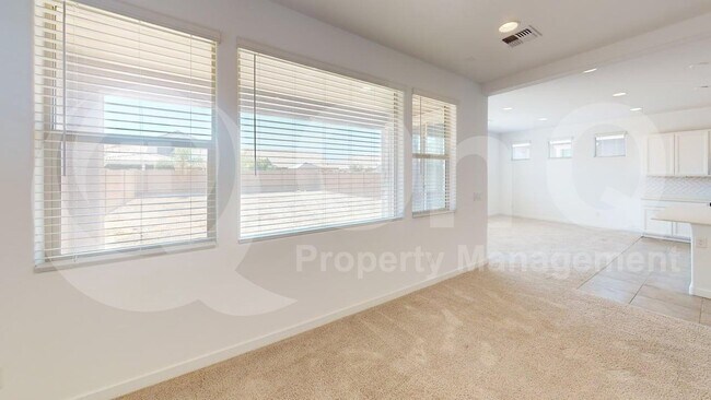 Building Photo - 9131 W Glenrosa Ave