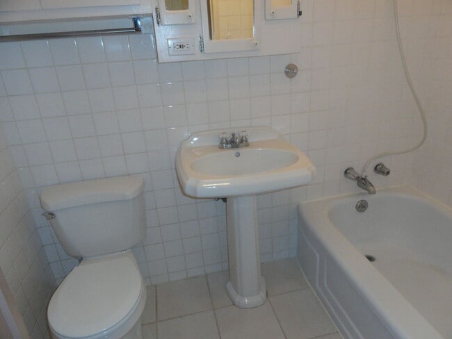 Building Photo - Adorable 2 Bedroom 1 Bath Duplex In Lakewood!