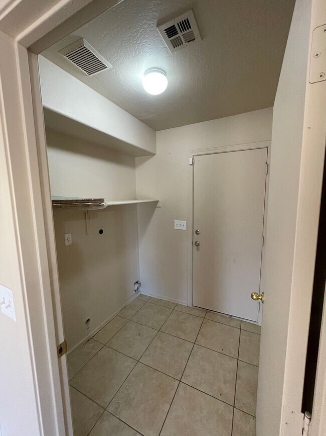 Building Photo - 3 Bedroom - 2 story corner lot - Glendale ...