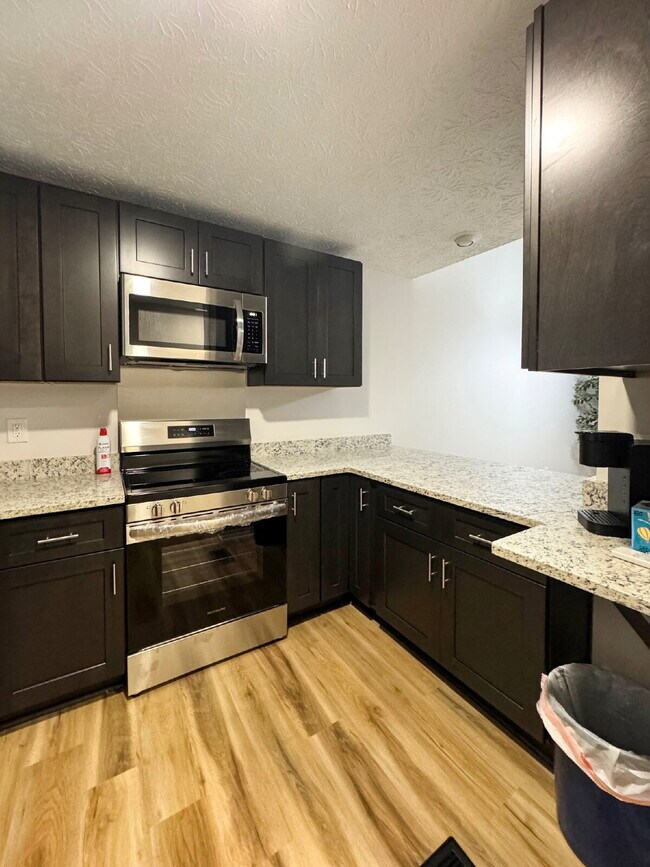 Building Photo - Completely Renovated Duplex with Garage Available For Rent