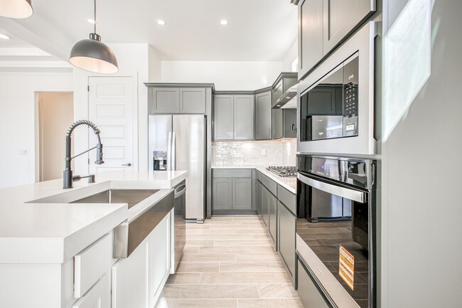 Building Photo - Beautiful East side House 4 bed-2.5 baths, part of The Overlook Casa Club that includes Swimming ...