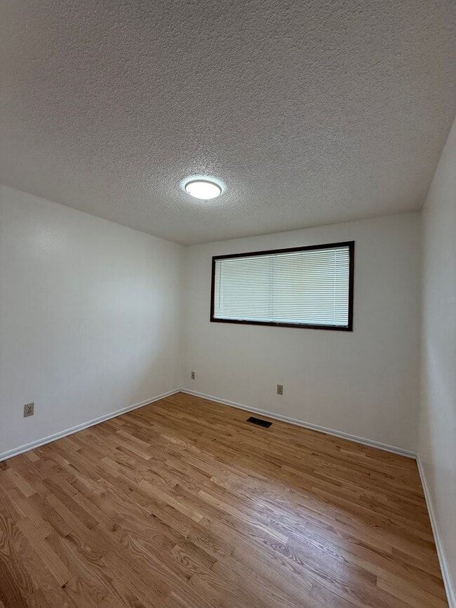 Building Photo - Great location in Milwaukie, OR! 3 bedroom 1 bath home with a large yard!